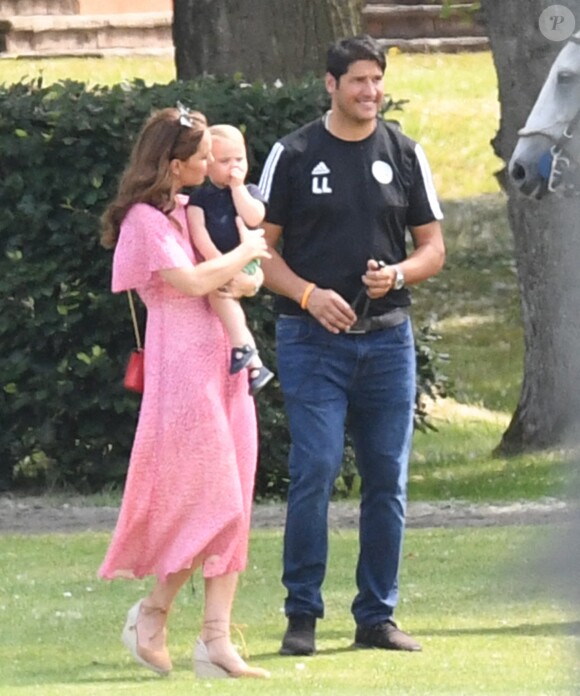 Kate Middleton et son fils le prince Louis au King Power Royal Charity Polo Day à Wokingham, dans le Berkshire, le 10 juillet 2019. Les princes Harry et William étaient le terrain, tandis que Meghan Markle pouponnait avec Archie.