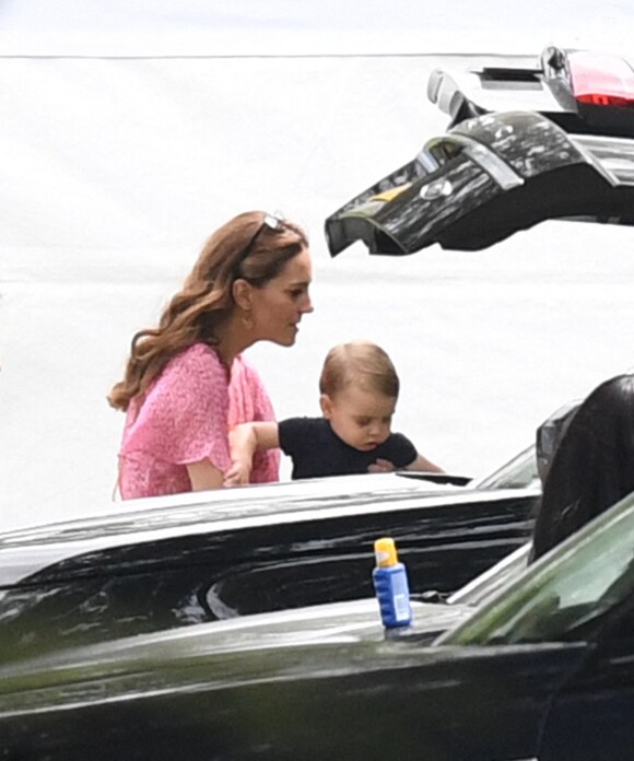 Kate Middleton et son fils le prince Louis au King Power Royal Charity Polo Day à Wokingham, dans le Berkshire, le 10 juillet 2019. Les princes Harry et William étaient le terrain, tandis que Meghan Markle pouponnait avec Archie.