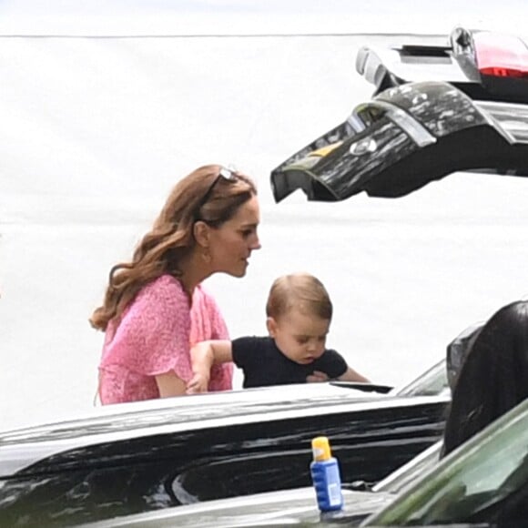 Kate Middleton et son fils le prince Louis au King Power Royal Charity Polo Day à Wokingham, dans le Berkshire, le 10 juillet 2019. Les princes Harry et William étaient le terrain, tandis que Meghan Markle pouponnait avec Archie.