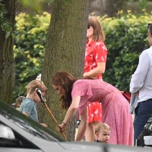 Kate Middleton et son fils le prince Louis au King Power Royal Charity Polo Day à Wokingham, dans le Berkshire, le 10 juillet 2019. Les princes Harry et William étaient le terrain, tandis que Meghan Markle pouponnait avec Archie.