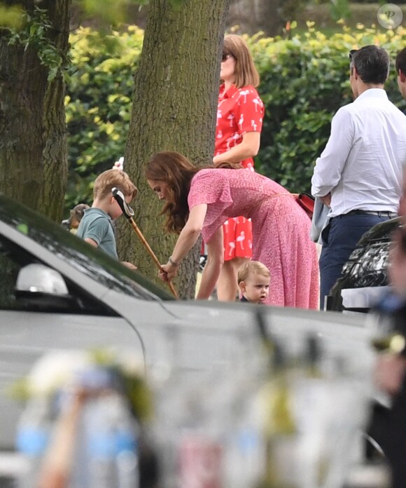 Kate Middleton et son fils le prince Louis au King Power Royal Charity Polo Day à Wokingham, dans le Berkshire, le 10 juillet 2019. Les princes Harry et William étaient le terrain, tandis que Meghan Markle pouponnait avec Archie.