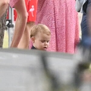 Kate Middleton et son fils le prince Louis au King Power Royal Charity Polo Day à Wokingham, dans le Berkshire, le 10 juillet 2019. Les princes Harry et William étaient le terrain, tandis que Meghan Markle pouponnait avec Archie.