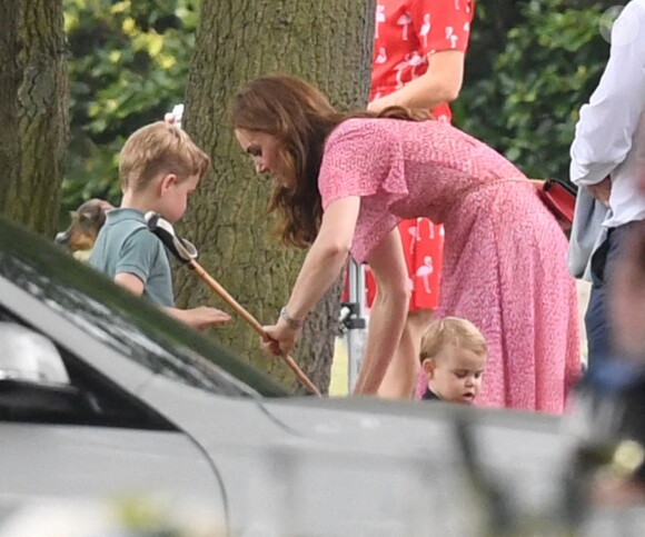 Kate Middleton et son fils le prince Louis au King Power Royal Charity Polo Day à Wokingham, dans le Berkshire, le 10 juillet 2019. Les princes Harry et William étaient le terrain, tandis que Meghan Markle pouponnait avec Archie.