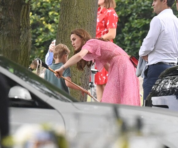 Kate Middleton et son fils le prince Louis au King Power Royal Charity Polo Day à Wokingham, dans le Berkshire, le 10 juillet 2019. Les princes Harry et William étaient le terrain, tandis que Meghan Markle pouponnait avec Archie.