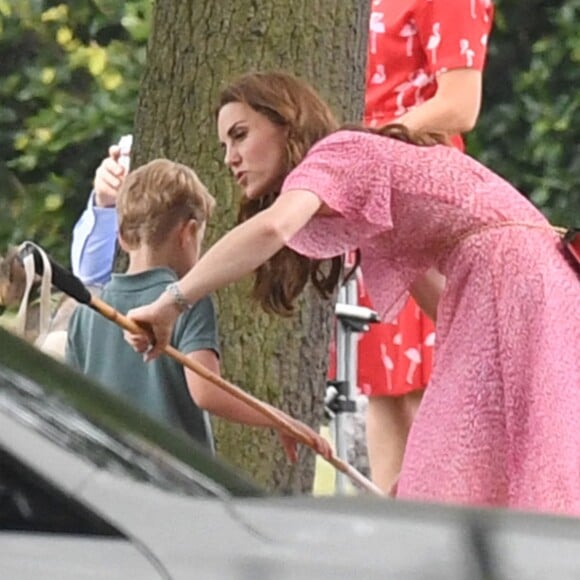 Kate Middleton et son fils le prince Louis au King Power Royal Charity Polo Day à Wokingham, dans le Berkshire, le 10 juillet 2019. Les princes Harry et William étaient le terrain, tandis que Meghan Markle pouponnait avec Archie.