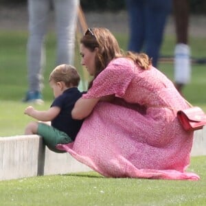 Kate Middleton et son fils le prince Louis au King Power Royal Charity Polo Day à Wokingham, dans le Berkshire, le 10 juillet 2019. Les princes Harry et William étaient le terrain, tandis que Meghan Markle pouponnait avec Archie.