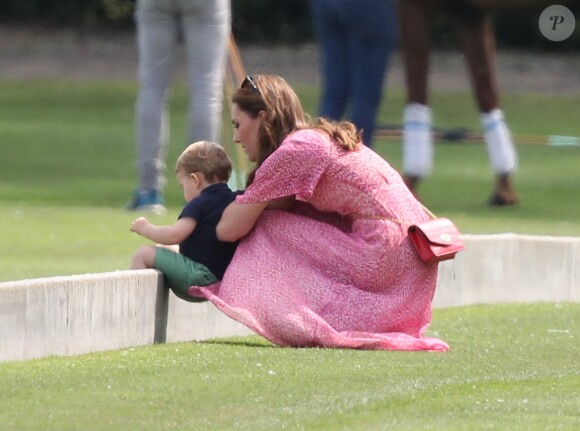 Kate Middleton et son fils le prince Louis au King Power Royal Charity Polo Day à Wokingham, dans le Berkshire, le 10 juillet 2019. Les princes Harry et William étaient le terrain, tandis que Meghan Markle pouponnait avec Archie.