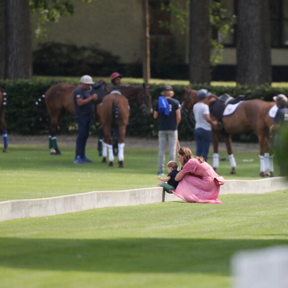 Kate Middleton et son fils le prince Louis au King Power Royal Charity Polo Day à Wokingham, dans le Berkshire, le 10 juillet 2019. Les princes Harry et William étaient le terrain, tandis que Meghan Markle pouponnait avec Archie.