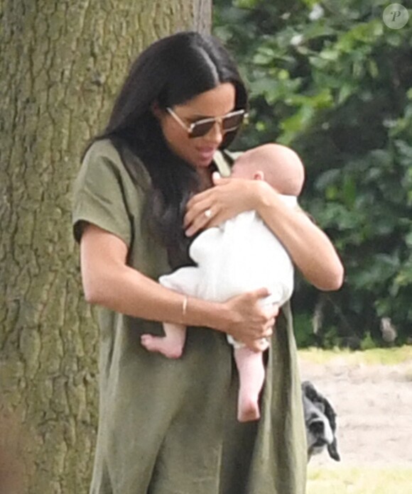 Meghan Markle et son fils Archie, 2 mois, au King Power Royal Charity Polo Day à Wokingham, dans le Berkshire, le 10 juillet 2019. Les princes Harry et William étaient le terrain, tandis que Kate Middleton s'occupait de ses trois enfants, George, Charlotte et Louis.