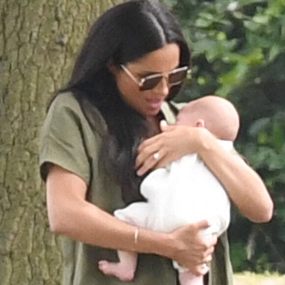 Meghan Markle et son fils Archie, 2 mois, au King Power Royal Charity Polo Day à Wokingham, dans le Berkshire, le 10 juillet 2019. Les princes Harry et William étaient le terrain, tandis que Kate Middleton s'occupait de ses trois enfants, George, Charlotte et Louis.