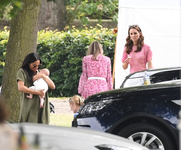 Meghan Markle et son fils Archie, 2 mois, au King Power Royal Charity Polo Day à Wokingham, dans le Berkshire, le 10 juillet 2019. Les princes Harry et William étaient le terrain, tandis que Kate Middleton s'occupait de ses trois enfants, George, Charlotte et Louis.
