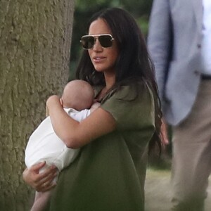 Meghan Markle et son fils Archie, 2 mois, au King Power Royal Charity Polo Day à Wokingham, dans le Berkshire, le 10 juillet 2019. Les princes Harry et William étaient le terrain, tandis que Kate Middleton s'occupait de ses trois enfants, George, Charlotte et Louis.