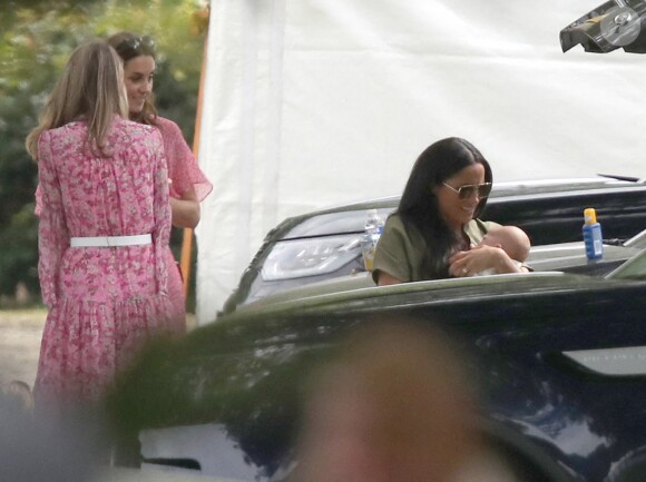 Meghan Markle et son fils Archie, 2 mois, au King Power Royal Charity Polo Day à Wokingham, dans le Berkshire, le 10 juillet 2019. Les princes Harry et William étaient le terrain, tandis que Kate Middleton s'occupait de ses trois enfants, George, Charlotte et Louis.