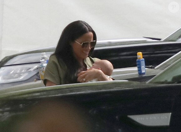 Meghan Markle et son fils Archie, 2 mois, au King Power Royal Charity Polo Day à Wokingham, dans le Berkshire, le 10 juillet 2019. Les princes Harry et William étaient le terrain, tandis que Kate Middleton s'occupait de ses trois enfants, George, Charlotte et Louis.