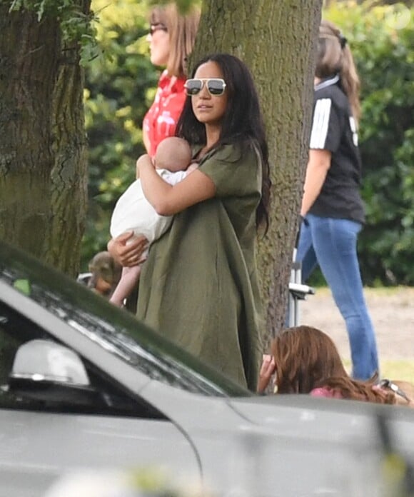 Meghan Markle et son fils Archie, 2 mois, au King Power Royal Charity Polo Day à Wokingham, dans le Berkshire, le 10 juillet 2019. Les princes Harry et William étaient le terrain, tandis que Kate Middleton s'occupait de ses trois enfants, George, Charlotte et Louis.