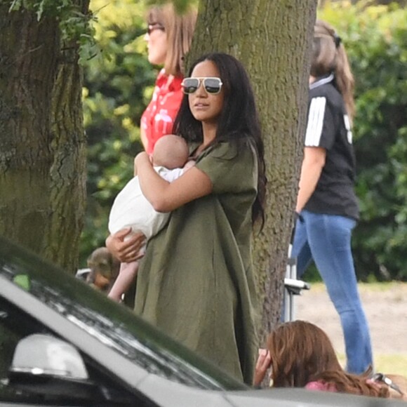 Meghan Markle et son fils Archie, 2 mois, au King Power Royal Charity Polo Day à Wokingham, dans le Berkshire, le 10 juillet 2019. Les princes Harry et William étaient le terrain, tandis que Kate Middleton s'occupait de ses trois enfants, George, Charlotte et Louis.