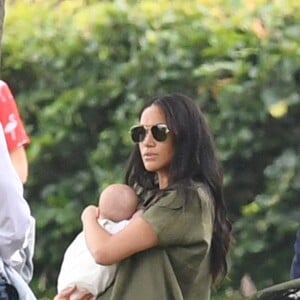 Meghan Markle et son fils Archie, 2 mois, au King Power Royal Charity Polo Day à Wokingham, dans le Berkshire, le 10 juillet 2019. Les princes Harry et William étaient le terrain, tandis que Kate Middleton s'occupait de ses trois enfants, George, Charlotte et Louis.