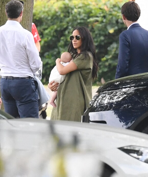Meghan Markle et son fils Archie, 2 mois, au King Power Royal Charity Polo Day à Wokingham, dans le Berkshire, le 10 juillet 2019. Les princes Harry et William étaient le terrain, tandis que Kate Middleton s'occupait de ses trois enfants, George, Charlotte et Louis.