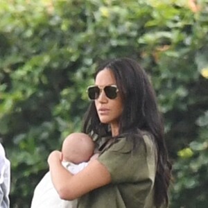 Meghan Markle et son fils Archie, 2 mois, au King Power Royal Charity Polo Day à Wokingham, dans le Berkshire, le 10 juillet 2019. Les princes Harry et William étaient le terrain, tandis que Kate Middleton s'occupait de ses trois enfants, George, Charlotte et Louis.