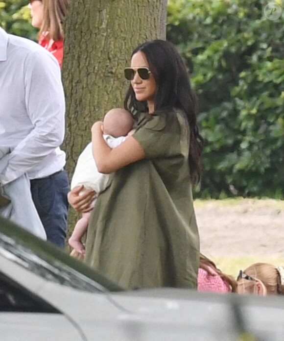 Meghan Markle et son fils Archie, 2 mois, au King Power Royal Charity Polo Day à Wokingham, dans le Berkshire, le 10 juillet 2019. Les princes Harry et William étaient le terrain, tandis que Kate Middleton s'occupait de ses trois enfants, George, Charlotte et Louis.