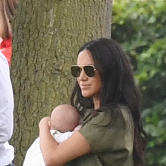 Meghan Markle et son fils Archie, 2 mois, au King Power Royal Charity Polo Day à Wokingham, dans le Berkshire, le 10 juillet 2019. Les princes Harry et William étaient le terrain, tandis que Kate Middleton s'occupait de ses trois enfants, George, Charlotte et Louis.