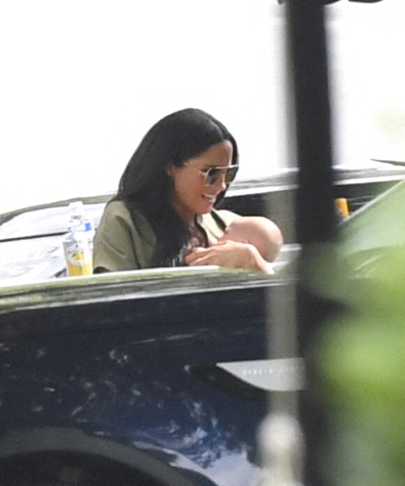 Meghan Markle et son fils Archie, 2 mois, au King Power Royal Charity Polo Day à Wokingham, dans le Berkshire, le 10 juillet 2019. Les princes Harry et William étaient le terrain, tandis que Kate Middleton s'occupait de ses trois enfants, George, Charlotte et Louis.