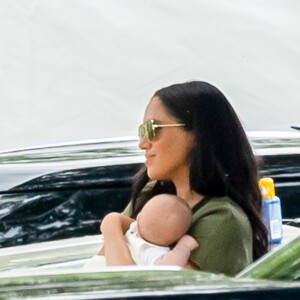 Meghan Markle, duchesse de Sussex et son fils Archie Harrison Mountbatten-Windsor lors d'un match de polo de bienfaisance King Power Royal Charity Polo Day à Wokinghan, comté de Berkshire, Royaume Uni, le 10 juillet 2019.