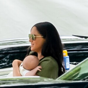 Meghan Markle, duchesse de Sussex et son fils Archie Harrison Mountbatten-Windsor lors d'un match de polo de bienfaisance King Power Royal Charity Polo Day à Wokinghan, comté de Berkshire, Royaume Uni, le 10 juillet 2019.