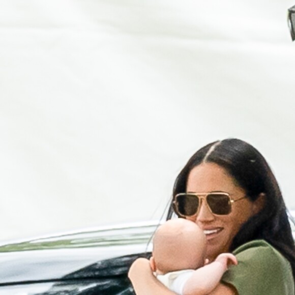 Meghan Markle, duchesse de Sussex et son fils Archie Harrison Mountbatten-Windsor lors d'un match de polo de bienfaisance King Power Royal Charity Polo Day à Wokinghan, comté de Berkshire, Royaume Uni, le 10 juillet 2019.