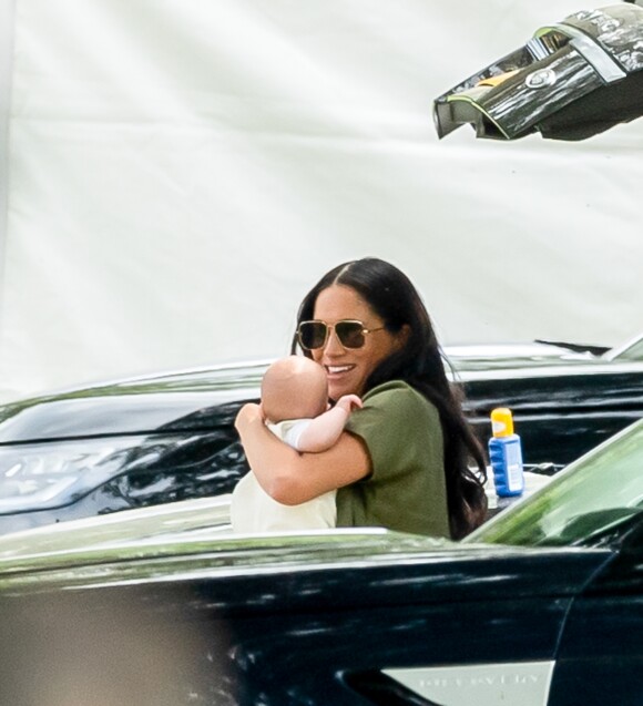 Meghan Markle, duchesse de Sussex et son fils Archie Harrison Mountbatten-Windsor lors d'un match de polo de bienfaisance King Power Royal Charity Polo Day à Wokinghan, comté de Berkshire, Royaume Uni, le 10 juillet 2019.