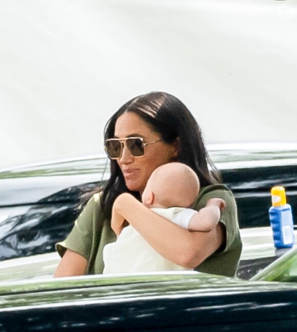 Meghan Markle, duchesse de Sussex et son fils Archie Harrison Mountbatten-Windsor lors d'un match de polo de bienfaisance King Power Royal Charity Polo Day à Wokinghan, comté de Berkshire, Royaume Uni, le 10 juillet 2019.