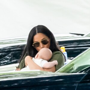 Meghan Markle, duchesse de Sussex et son fils Archie Harrison Mountbatten-Windsor lors d'un match de polo de bienfaisance King Power Royal Charity Polo Day à Wokinghan, comté de Berkshire, Royaume Uni, le 10 juillet 2019.