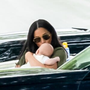 Meghan Markle, duchesse de Sussex et son fils Archie Harrison Mountbatten-Windsor lors d'un match de polo de bienfaisance King Power Royal Charity Polo Day à Wokinghan, comté de Berkshire, Royaume Uni, le 10 juillet 2019.