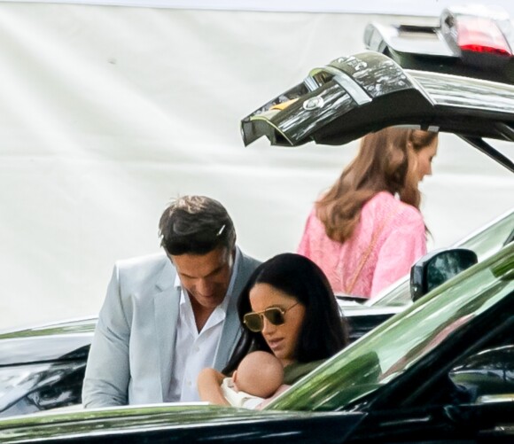 Meghan Markle, duchesse de Sussex et son fils Archie Harrison Mountbatten-Windsor lors d'un match de polo de bienfaisance King Power Royal Charity Polo Day à Wokinghan, comté de Berkshire, Royaume Uni, le 10 juillet 2019.