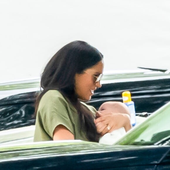 Meghan Markle, duchesse de Sussex et son fils Archie Harrison Mountbatten-Windsor lors d'un match de polo de bienfaisance King Power Royal Charity Polo Day à Wokinghan, comté de Berkshire, Royaume Uni, le 10 juillet 2019.