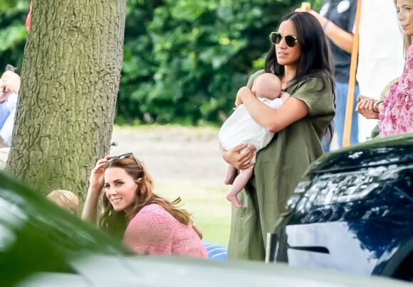 Meghan Markle, duchesse de Sussex, son fils Archie Harrison Mountbatten-Windsor et Catherine (Kate) Middleton, duchesse de Cambridge lors d'un match de polo de bienfaisance King Power Royal Charity Polo Day à Wokinghan, comté de Berkshire, Royaume Uni, le 10 juillet 2019.