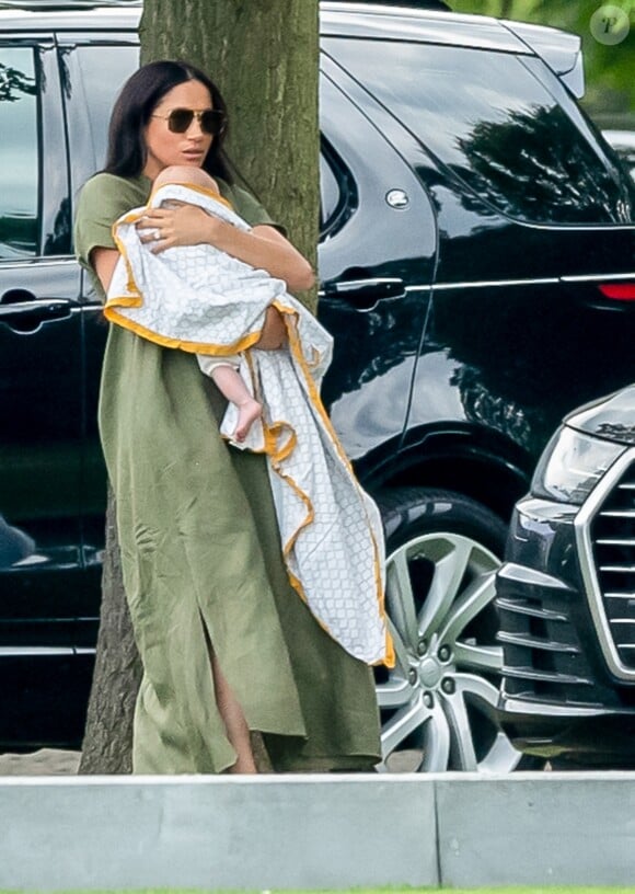 Meghan Markle, duchesse de Sussex et son fils Archie Harrison Mountbatten-Windsor lors d'un match de polo de bienfaisance King Power Royal Charity Polo Day à Wokinghan, comté de Berkshire, Royaume Uni, le 10 juillet 2019.