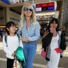 Laeticia Hallyday et ses filles Jade et Joy arrivent à l'aéroport de LAX à Los Angeles pour prendre un vol pour la France le 13 juin 2019.