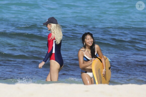 Exclusif - Laeticia Hallyday et sa fille Jade - Jade et Joy Hallyday prennent leur première leçon de surf sur la plage de Lorient avec leur mère Laeticia à Saint-Barthélemy, le 18 février 2019.