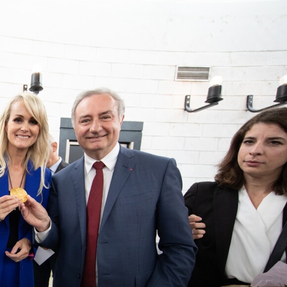 Exclusif - Laeticia Hallyday, sa fille Jade, Jean-Luc Moudenc (Maire de Toulouse) - Laeticia Hallyday reçoit la médaille de la ville de Toulouse en compagnie de ses filles Jade et Joy avant de quitter l'Esplanade Johnny Hallyday. Laeticia Hallyday et ses filles Jade et Joy sont venues inaugurer une esplanade portant le nom de Johnny Hallyday située en face du Zénith de Toulouse, le 15 juin 2019, date hautement symbolique puisque le rockeur aurait eu 76 ans. Laeticia porte le pendentif crucifix de Johnny autour du cou. © Frédéric Maligne/Bestimage