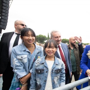 Laeticia Hallyday et ses filles Jade et Joy avec Jean-Luc Moudenc (Maire de Toulouse) - Laeticia Hallyday et ses filles Jade et Joy inaugurent une esplanade portant le nom de Johnny Hallyday située en face du Zénith de Toulouse, le 15 juin 2019, date hautement symbolique puisque le rockeur aurait eu 76 ans. Laeticia a fait un discours poignant en hommage à son défunt mari et n'a pu retenir ses larmes face au public. Laeticia porte le pendentif crucifix de Johnny autour du cou. © Frédéric Maligne/Bestimage