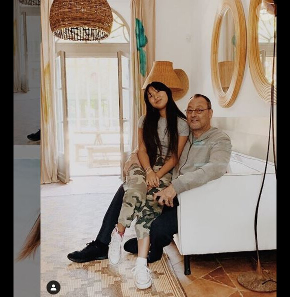 Jade Hallyday avec son parrain Jean Reno à Lectoure. Photo publiée sur Instagram le 19 juin 2019.