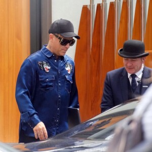 Exclusif - Robbie Williams quitte un hôtel à Londres le 6 juin 2019.