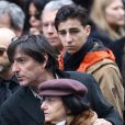 Yvan Attal, sa mere et son fils Ben - Sortie des obseques de Kate Barry en l'eglise Saint-Roch a Paris. Le 19 decembre 2013