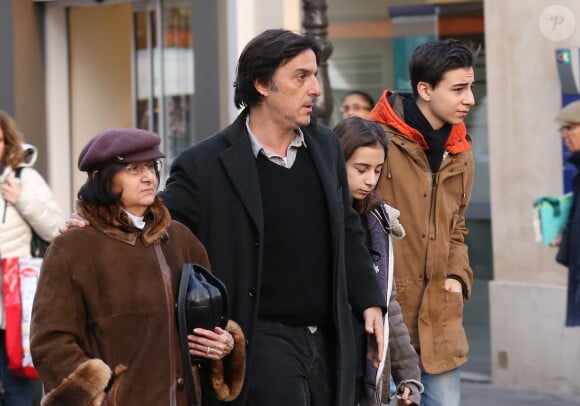 Yvan Attal, sa mere, sa fille Alice et son fils Ben - Obseques de Kate Barry en l'eglise Saint-Roch a Paris. Le 19 decembre 2013
