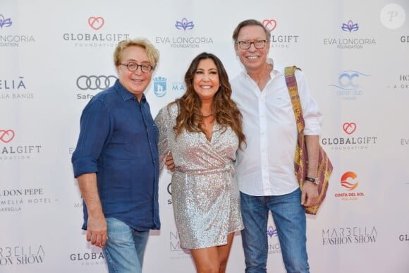 Maria Bravo (co-fondatrice de la Fondation Global Gift) avec le couple de designers Victorio et Lucchino lors du défilé organisé par la fondation "Global Gift" dans le cadre de la Fashion Week de Marbella, le 11 juillet 2019.