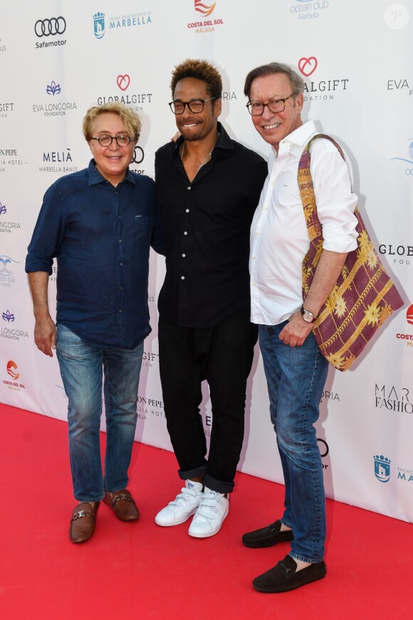 Gary Dourdan avec le couple de designers Victorio et Lucchino lors du défilé organisé par la fondation "Global Gift" dans le cadre de la Fashion Week de Marbella, le 11 juillet 2019.