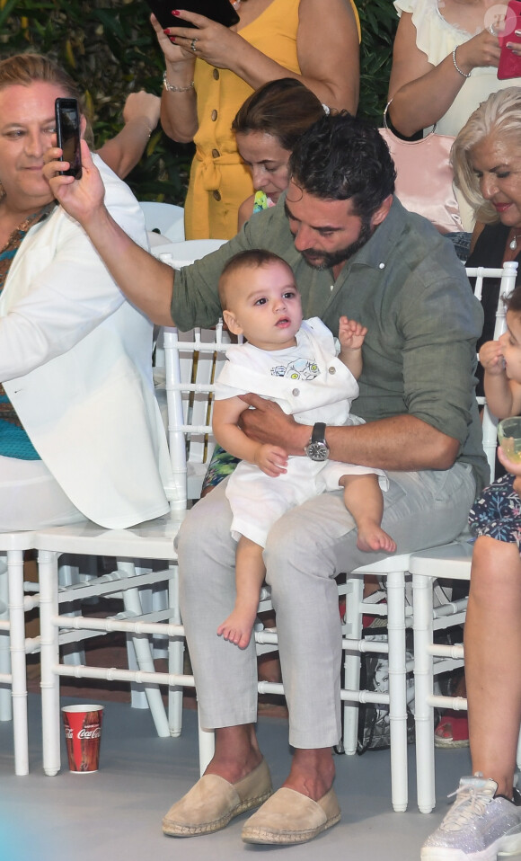 José Baston et son fils Santiago lors du défilé organisé par la fondation "Global Gift" dans le cadre de la Fashion Week de Marbella, le 11 juillet 2019.