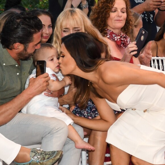 Eva Longoria avec son mari José Baston et leur fils Santiago lors du défilé organisé par la fondation "Global Gift" dans le cadre de la Fashion Week de Marbella, le 11 juillet 2019.