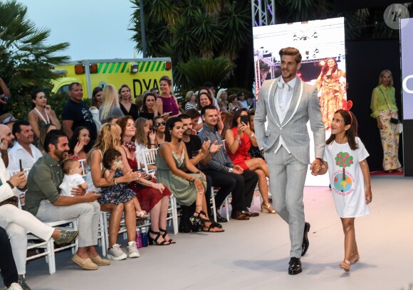 Giovanni Bonamy (le jeune homme de 29 ans a déjà tourné au côté d'E. Longoria pour une publicité l'Oréal et participe actuellement à l'émission de TF1 "Je suis une célébrité, sortez-moi de là !" où il tente de récolter des fonds pour la fondation "Global Gift") lors du défilé organisé par la fondation "Global Gift" dans le cadre de la Fashion Week de Marbella, le 11 juillet 2019.